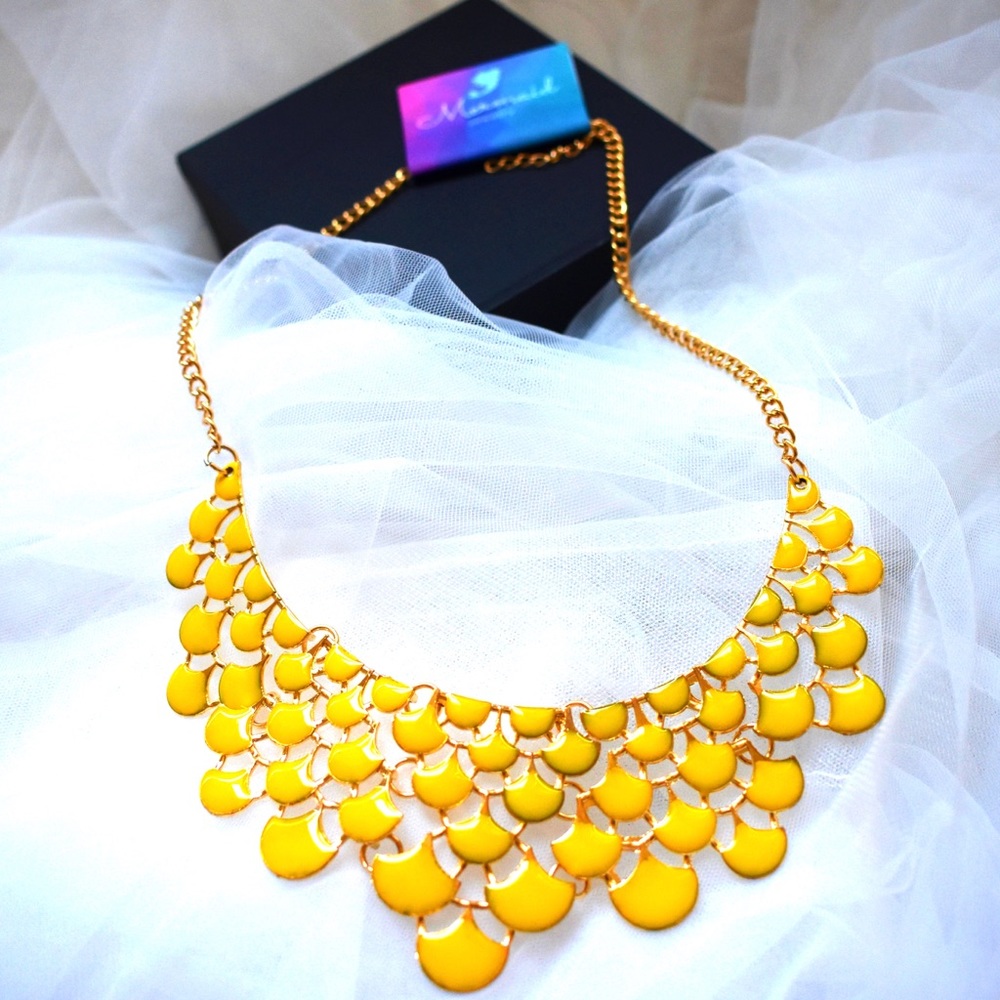 ⛔️SOLD⛔️Yellow enamel bib necklace